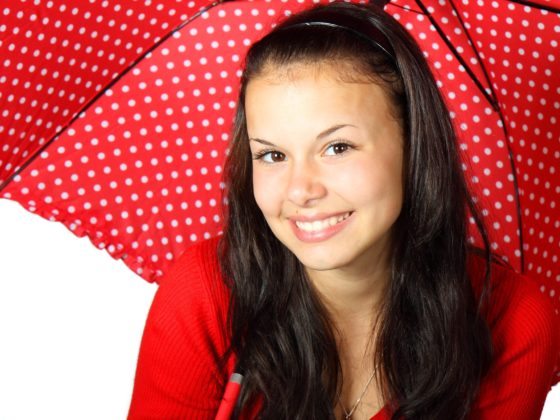 Frau mit Regenschirm als Beispiel für Wetter Targeting
