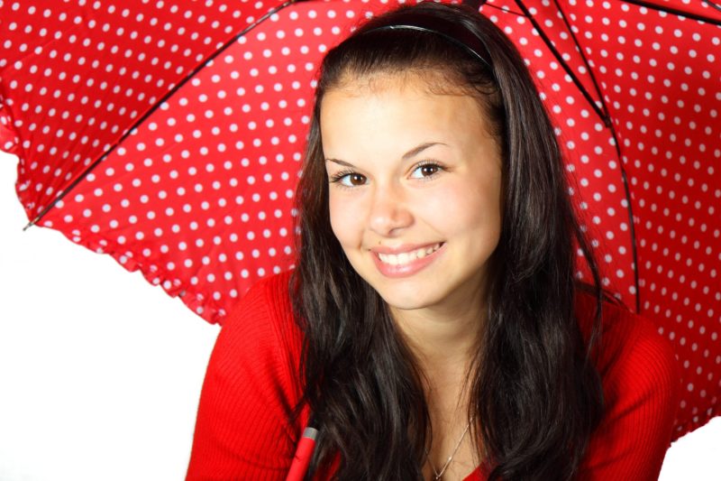 Frau mit Regenschirm als Beispiel für Wetter Targeting