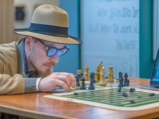 Mann mit Computerchip im Gehirn spielt Online-Schach - unglaublich!