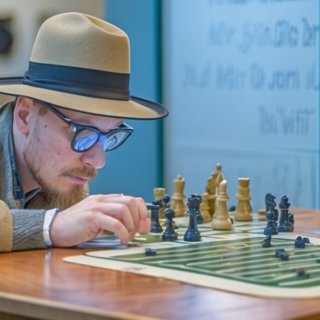 Mann mit Computerchip im Gehirn spielt Online-Schach - unglaublich!