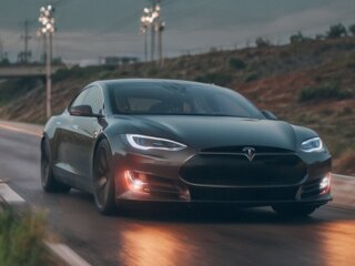 Tesla-Warnung: Millionen von Autos mit gefährlicher Haubenfehlfunktion